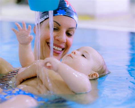 Eltern mit Baby im Wasser beim Babyschwimmen