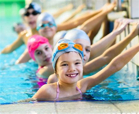 Kinder lernen im Schwimmbecken unter Anleitung