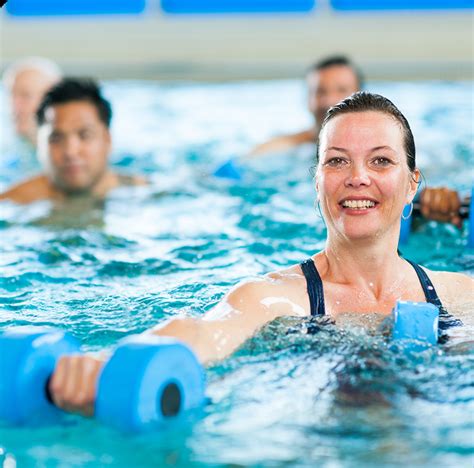 Personen trainieren im Wasser bei einem Aquafitness-Kurs