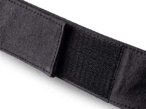 Detailaufnahme eines genähten Klettverschlusses an einem Kleidungsstück