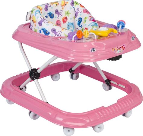 Baby in einem grünen Gehwagen mit Spielzeugarmatur