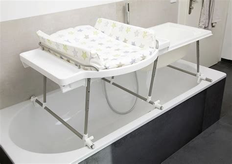 Gesamtansicht der Geuther Aqualino Bade-Wickel-Kombination