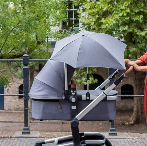 Illustration, die den Joolz Sonnenschirm an einem Kinderwagen zeigt, mit hervorgehobenem UV-Schutzfaktor 50+