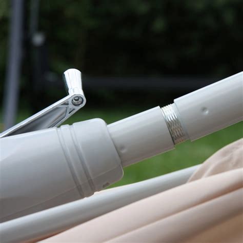 Detailaufnahme des Befestigungsmechanismus des Joolz Sonnenschirms