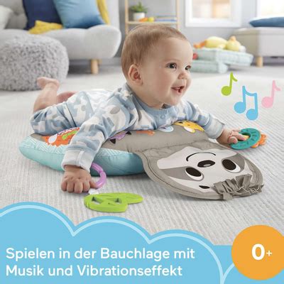 Baby in Bauchlage mit Spielzeug zur Förderung der Nackenmuskulatur.