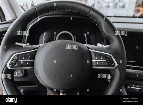 Nahaufnahme eines modernen Offroad-Buggys mit Fokus auf das Lenkrad und Armaturenbrett.