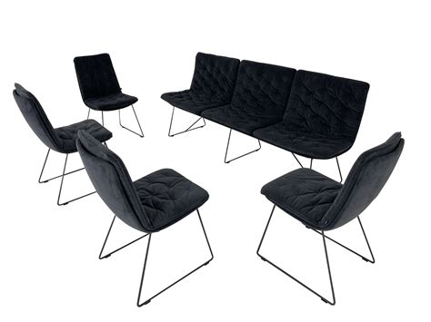 Designskizze der KFF ARVA STITCH EDITION Sitzbank und Stühle mit Fokus auf die geschwungene Rückenlehne und die abgesteppte Polsterung