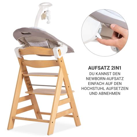 Nahaufnahme eines Hauck Hochstuhls mit Neugeborenen-Aufsatz, die Polsterung und das 5-Punkt-Gurtsystem zeigend.