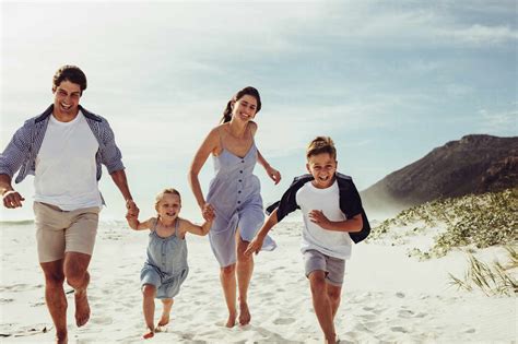 Familie mit Baby am Strand