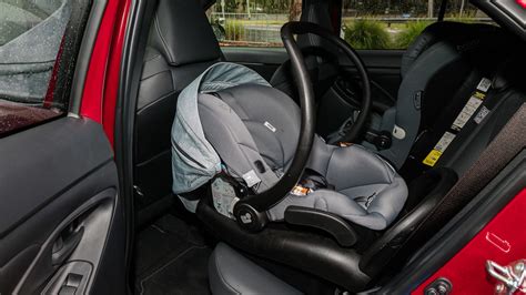 Detailaufnahme eines Kindersitzes mit Baby