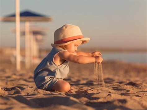 Baby mit Sonnenhut am Strand