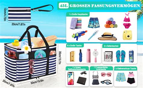 Familie packt eine Strandtasche