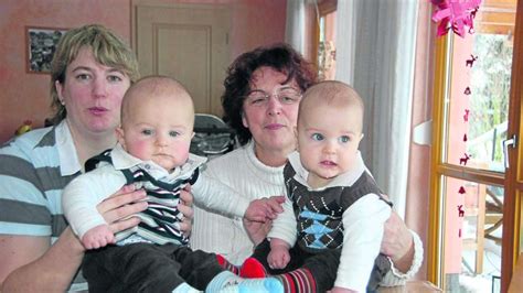 Hebamme Elke Pfaff mit Zwillingen