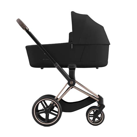 Ein Cybex Priam Kinderwagen mit einem hochwertigen Ledergriffbezug in Cognac-Farbe
