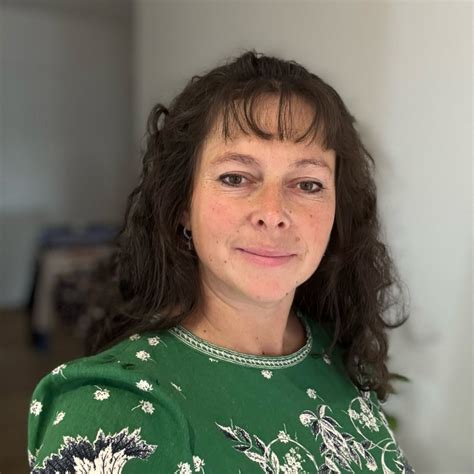 Eine Frau, die entspannt meditiert, um ihr Nervensystem zu regulieren.