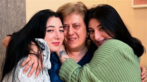 Foto von Elene Deisadze und Anna Panchulidze, die sich nach 19 Jahren wiedergefunden haben.