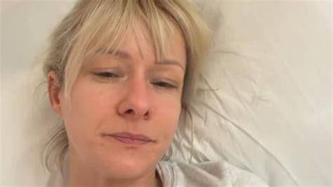 Christin Stark im Krankenhausbett, die sich mit zitternder Stimme an ihre Follower wendet.