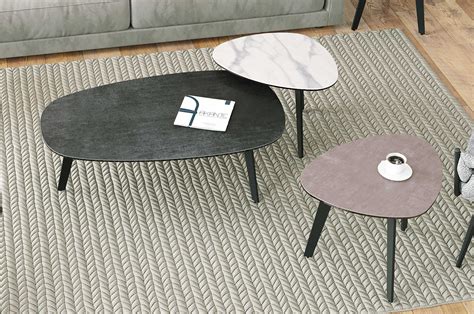 Auswahl an Couchtischen mit verschiedenen Oberflächen