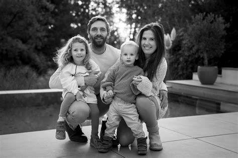 Fotografie einer Familie, die während einer Mutter-Kind-Kur entspannte Momente im Freien genießt.