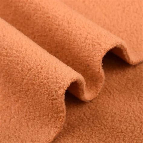 Nahaufnahme von verschiedenen Innenmaterialien eines Fußsacks: Lammfell und Fleece