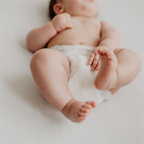 Nahaufnahme eines Babypopos mit Windelausschlag, rot und gereizt