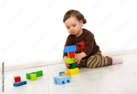 Kleinkind spielt konzentriert mit Bauklötzen
