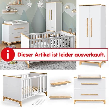Eine Auswahl verschiedener weiß lasierter Babymöbel, die verschiedene Stile und Designs repräsentieren.