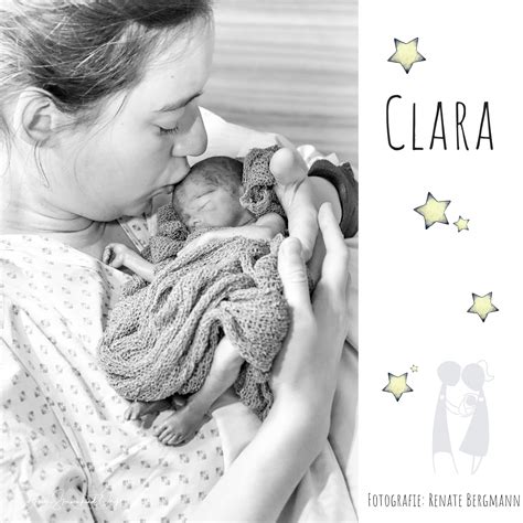 Illustration, die ein Baby zeigt, das von seinen Eltern liebevoll umsorgt wird