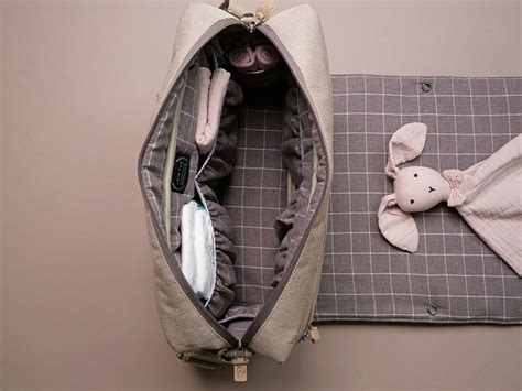 Aufbau der Wickeltasche mit Außenstoff, Innenfächern und Verschluss