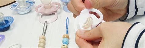 Schema des anatomischen Saugteils eines Schnullers mit Ventilationsloch