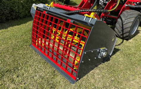 Verschiedene Anbaugeräte für Hoflader wie Schaufel, Palettengabel und Schneeschild