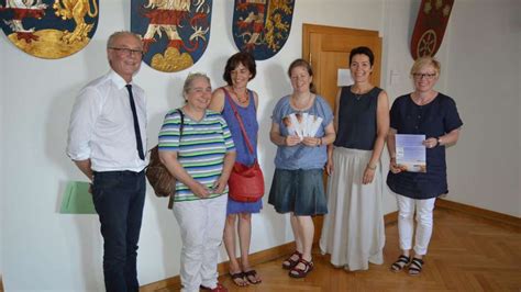 Foto von Landrat Dr. Kubat im Gespräch mit den Familienhebammen