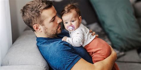 Vater mit Baby im Bonding-Shirt
