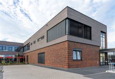 Fassade der Alten Frauenklinik mit Klinker- und Sandsteinelementen im Neorenaissance-Stil