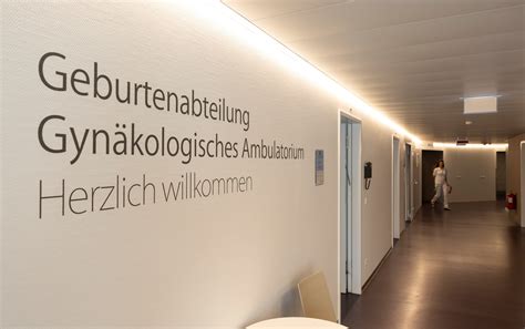 Detailansicht eines restaurierten Stuckdekors im Inneren der Alten Frauenklinik