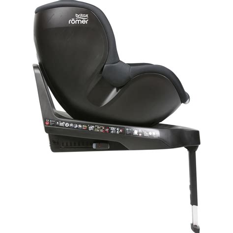 Detailaufnahme des Britax Römer Dualfix Kindersitzes, Fokus auf Gurtführung und Polsterung