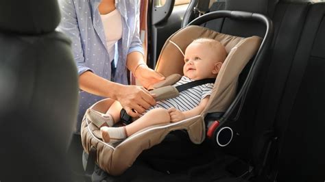 Schema zur korrekten Gurtführung bei Babyschalen