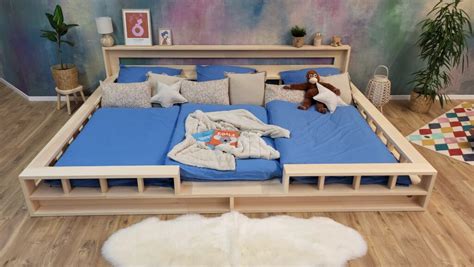 Ein Kind, das sicher in einem Familienbett schläft, mit einem Rausfallschutz an der Seite