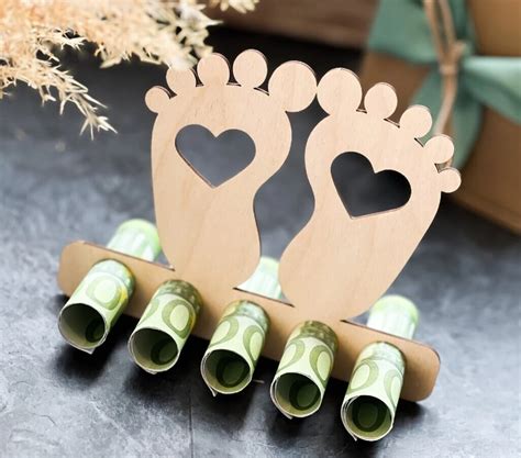 Nachhaltige Geschenkideen für werdende Eltern - liebevoll arrangierte Babygeschenke auf einem rustikalen Holztisch.