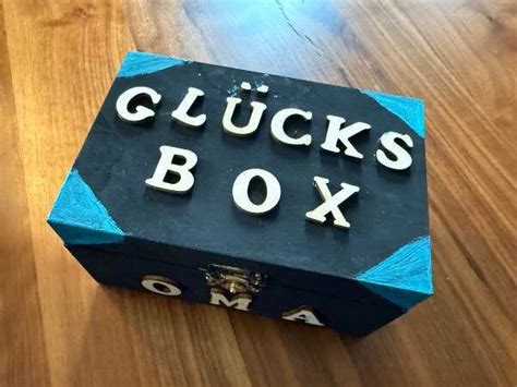 Eine liebevoll zusammengestellte Glücksbox mit Schwangerschaftstee, Nachtlicht und persönlicher Karte.