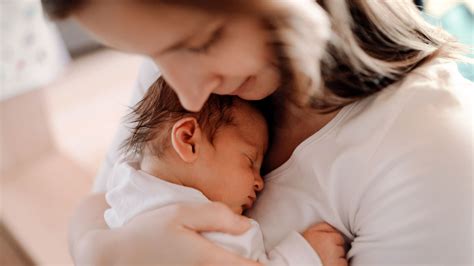Neugeborenes Baby im Arm der Eltern
