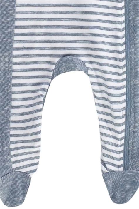 Detailansicht des Zippverschlusses am Strampler