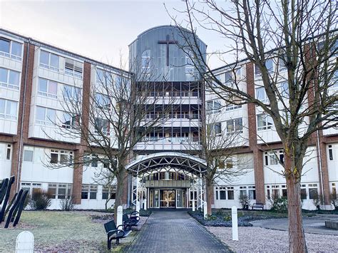 Klinikgebäude mit Fokus auf Geburtshilfe