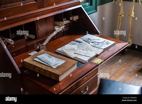 Historische Darstellung einer Hebammentätigkeit aus einem alten Lehrbuch