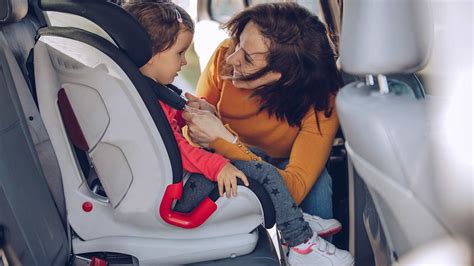 Kind sitzt sicher in einem ISOFIX-Kindersitz im Auto