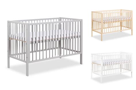 Darstellung eines flexiblen Babybettes mit verstellbarer Höhe und herausnehmbaren Gitterstäben.