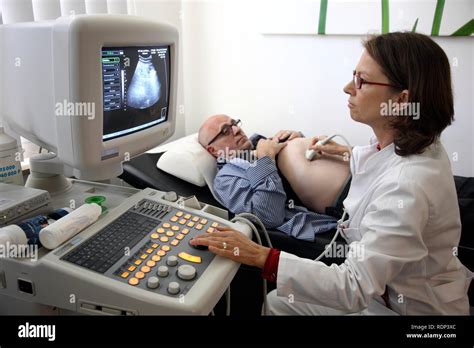 Arzt untersucht Patientin mit Ultraschallgerät