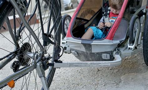 Detailaufnahme eines Thule Fahrradanhänger-Adapters, der an einem Fahrrad angebracht ist