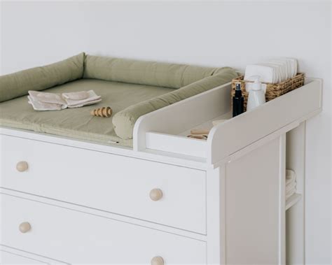 Skizze einer Kommode mit aufgesetztem Wickelaufsatz, der eine erhöhte Seitenbegrenzung aufweist