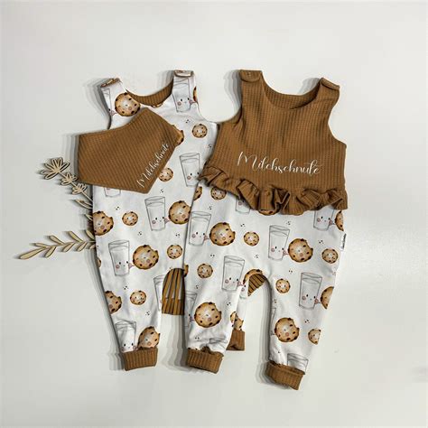 Babykleidung: Auswahl an Stramplern in verschiedenen Designs und Farben